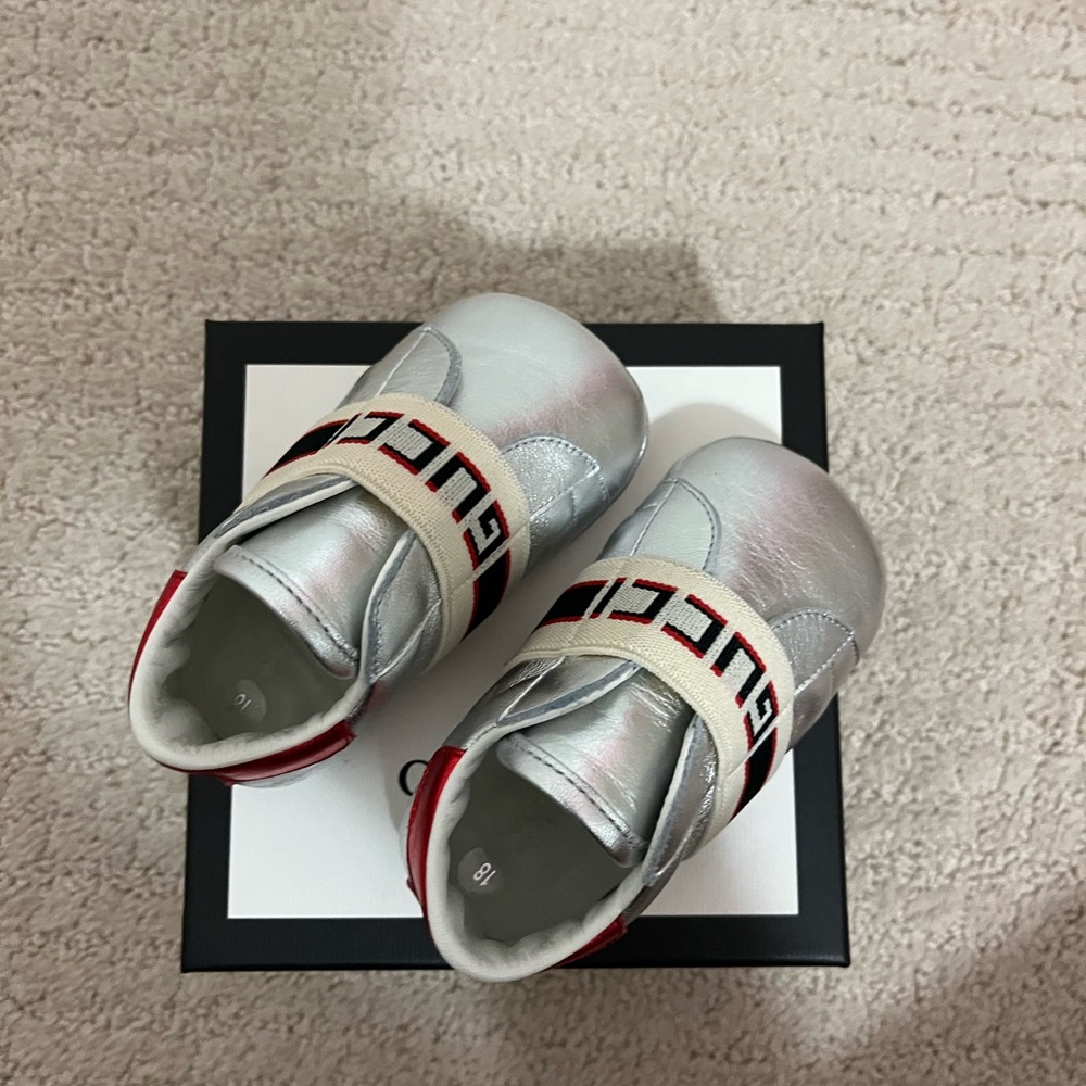 Gucci baby silver metallic crib sneaker size 18 baby 2.5 US worn once